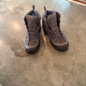 Garmont Gore Tex Hiking Boots - women’s size 9.5